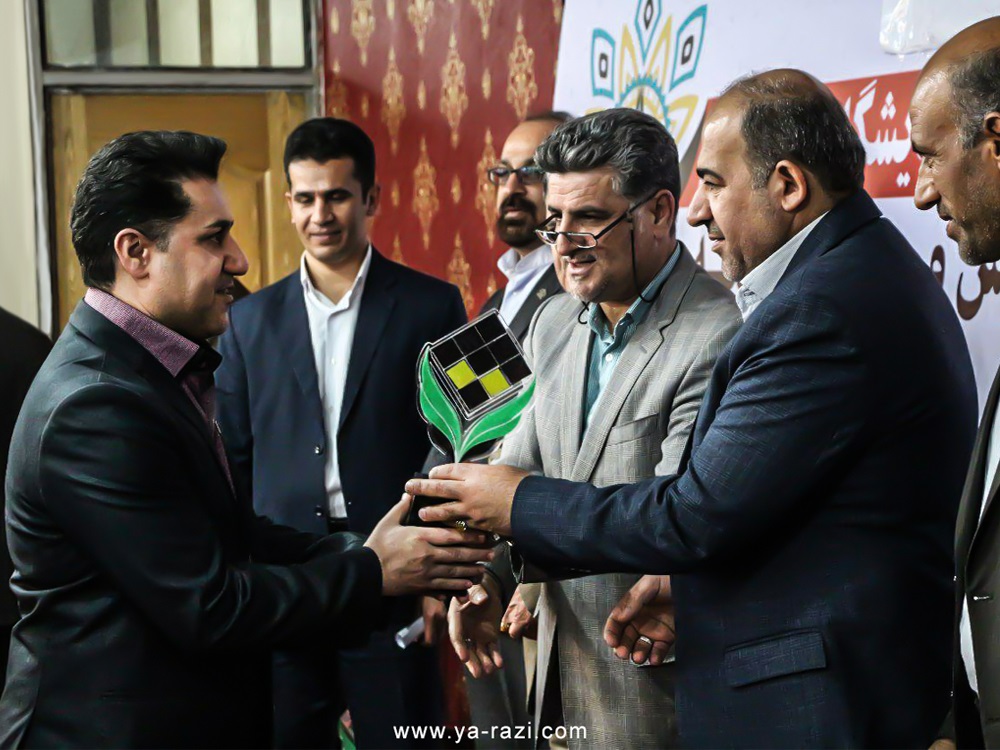 شرکت توسعه نیشکر تندیس برترین غرفه نمایشگاه کارآفرینی و اشتغال را دریافت کرد